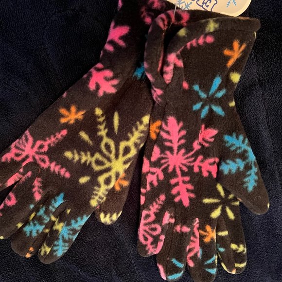 NWT! Fleece Matching Snowflake Hat & Glove Set - Picture 3 of 3